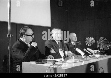 Ingenieur Wernher von Braun (Mitte) besucht den internationalen Transport Ausstellung (IVA) auf der Theresienhöhe in München. Stockfoto