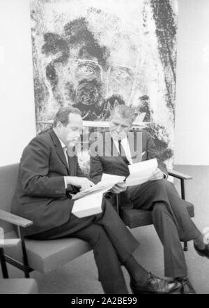 Der Ingenieur Wernher von Braun (rechts) zu Besuch im internationalen Transport Ausstellung (IVA) auf der Theresienhöhe in München. Stockfoto