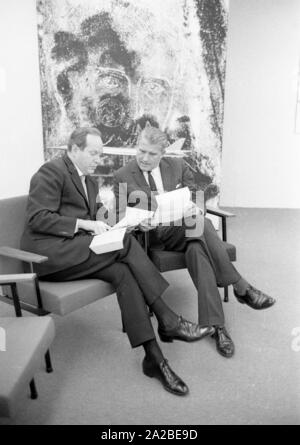 Der Ingenieur Wernher von Braun (rechts) zu Besuch im internationalen Transport Ausstellung (IVA) auf der Theresienhöhe in München. Stockfoto