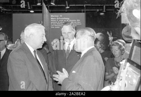 Der Ingenieur Wernher von Braun (rechts) zu Besuch im internationalen Transport Ausstellung (IVA) auf der Theresienhöhe in München. Stockfoto