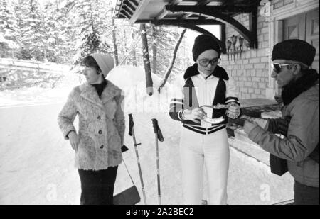 Farah Diba (Mitte) und Schah Mohammad Reza Pahlavi (r) auf einen Skiurlaub in St. Moritz. Stockfoto