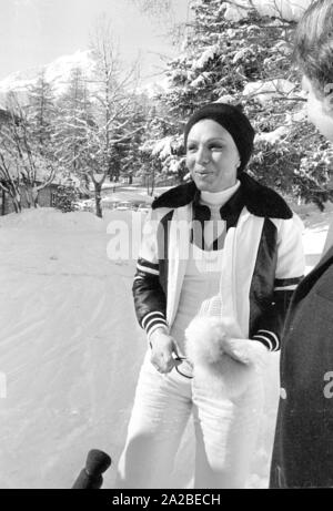 Farah Diba im Skiurlaub in St. Moritz. Hier, im Gespräch mit einem Journalisten vom ORF. Stockfoto