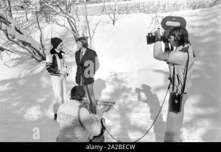 Farah Diba im Skiurlaub in St. Moritz. Hier, im Gespräch mit einem Journalisten vom ORF. Stockfoto