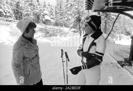 Farah Diba (r) auf einen Skiurlaub in St. Moritz. Hier, im Gespräch mit einem Journalisten (?). Stockfoto