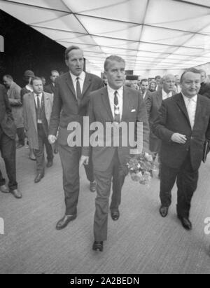 Ingenieur Wernher von Braun (Mitte) besucht den internationalen Transport Ausstellung (IVA) auf der Theresienhöhe in München. Von Braun trägt die "Pionierkette mit Windrose und Brillantnadel" um den Hals, mit dem er bei der IVA geehrt wurde. Stockfoto