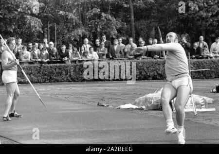 Die Lanze werfer Klaus Wolfermann (r.) und Janis Lusis (L) an der Mai Sportfest (Mai Sports Festival) in Burgkirchen. Stockfoto