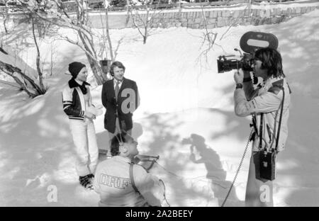 Farah Diba im Skiurlaub in St. Moritz. Hier, im Gespräch mit einem Journalisten vom ORF. Stockfoto