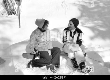 Farah Diba (r) auf einen Skiurlaub in St. Moritz. Hier, im Gespräch mit einem Journalisten (?). Stockfoto