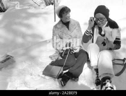 Farah Diba (r) auf einen Skiurlaub in St. Moritz. Hier, im Gespräch mit einem Journalisten (?). Stockfoto