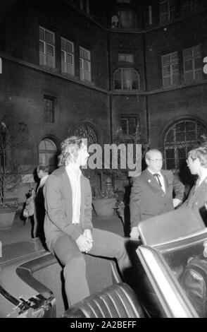 Fußballspieler Gerd Müller bei der Feier des FC Bayern am Marienplatz in München. FC Bayern feiert den Gewinn der Meisterschaft der Bundesliga und der UEFA Champions League. Stockfoto