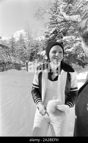 Farah Diba im Skiurlaub in St. Moritz. Hier, im Gespräch mit einem Journalisten vom ORF. Stockfoto