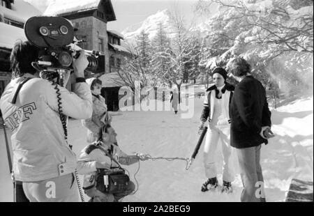 Farah Diba im Skiurlaub in St. Moritz. Hier, im Gespräch mit einem Journalisten vom ORF. Stockfoto