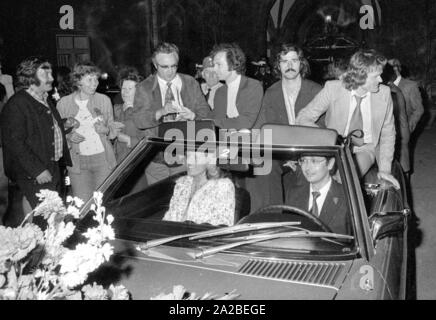 FC Bayern feiert den Gewinn der Bundesliga Meisterschaft und den Europapokal der Meister. Von links: Franz Beckenbauer, Gerd Müller und Torwart Sepp Maier. Brigitte Beckenbauer sitzt im Beifahrersitz. Stockfoto