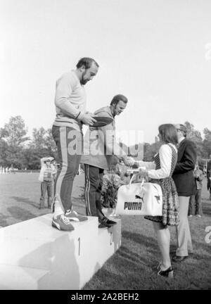 Die Lanze werfer Klaus Wolfermann (links) und Janis Lusis (2. links) an der Mai Sportfest (Mai Sports Festival) in Burgkirchen. Wolfermann gewinnt den ersten Platz, Lusis ist im zweiten Platz. Stockfoto