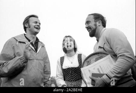 Die Lanze werfer Klaus Wolfermann (r.) und Janis Lusis (L) an der Mai Sportfest (Mai Sports Festival) in Burgkirchen. Stockfoto