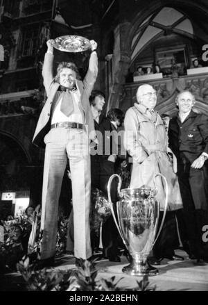 Torwart Sepp Maier (li.), Präsident Wilhelm Neudecker (2. von rechts) und Trainer Udo Lattek (r.) bei der Feier des FC Bayern auf dem Marienplatz in München. FC Bayern feiert den Gewinn der Meisterschaft der Bundesliga und der UEFA Champions League. Stockfoto