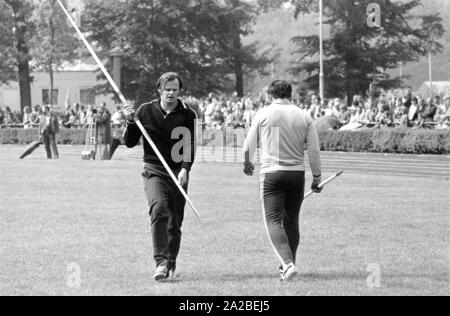 Die Lanze werfer Klaus Wolfermann (r.) und Janis Lusis (L) an der Mai Sportfest (Mai Sports Festival) in Burgkirchen. Stockfoto