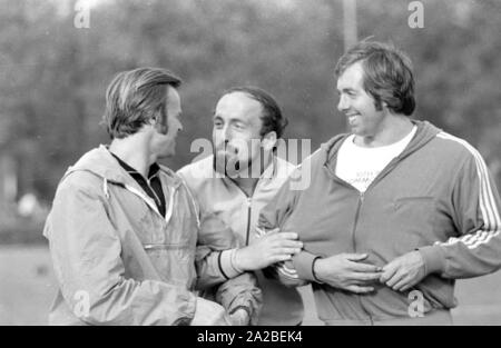 Die Lanze werfer Klaus Wolfermann (Mitte) und Janis Lusis (L) an der Mai Sportfest (Mai Sports Festival) in Burgkirchen. Stockfoto