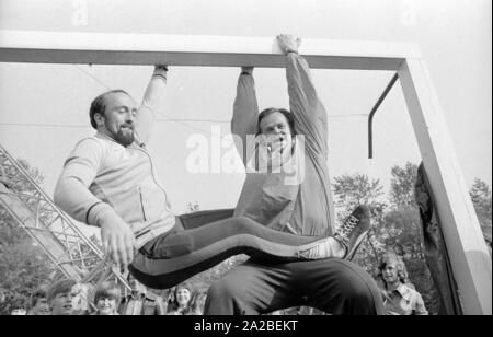 Die Lanze werfer Klaus Wolfermann (li.) und Janis Lusis (r.) an der Mai Sportfest (Mai Sports Festival) in Burgkirchen. Die Athleten sind Freunde. Stockfoto