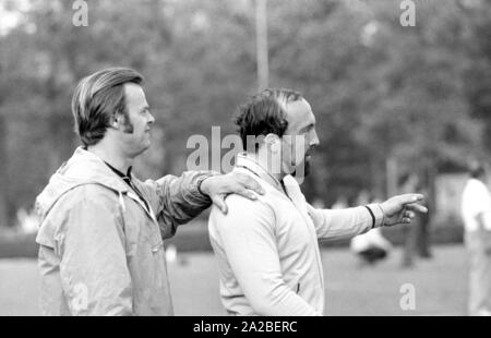 Die Lanze werfer Klaus Wolfermann (r.) und Janis Lusis (L) an der Mai Sportfest (Mai Sports Festival) in Burgkirchen. Stockfoto