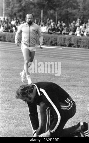 Die Lanze werfer Klaus Wolfermann (zurück) und Janis Lusis (vorne) an der Mai Sportfest (Mai Sports Festival) in Burgkirchen. Stockfoto