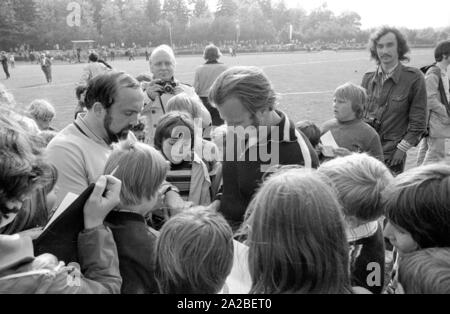 Die Lanze werfer Klaus Wolfermann (links) und Janis Lusis (rechts) geben Autogramme an der Mai Sportfest (Mai Sports Festival) in Burgkirchen. Stockfoto