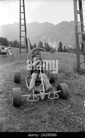 Junge Leute fahrt Ownhill "Karren", hier genannte loper'. Hier kann der Fahrer und die Karre auf dem Berg von einem Skilift durchgeführt, und dann steigen wieder, unter Ausnutzung der Schwerkraft. Stockfoto