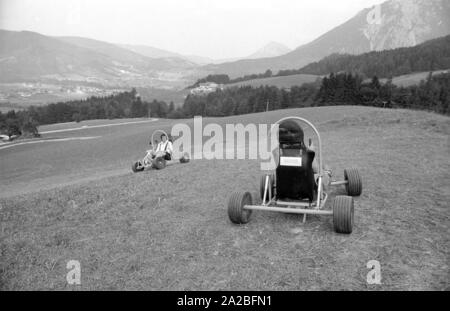 Junge Leute fahrt Ownhill "Karren", hier genannte loper'. Hier kann der Fahrer und die Karre auf dem Berg von einem Skilift durchgeführt, und dann steigen wieder, unter Ausnutzung der Schwerkraft. Stockfoto