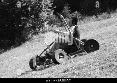 Junge Leute fahrt Ownhill "Karren", hier genannte loper'. Hier kann der Fahrer und die Karre auf dem Berg von einem Skilift durchgeführt, und dann steigen wieder, unter Ausnutzung der Schwerkraft. Stockfoto