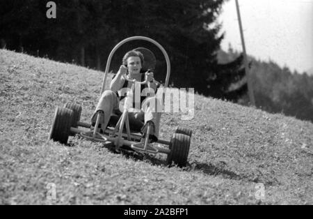 Junge Leute fahrt Ownhill "Karren", hier genannte loper'. Hier kann der Fahrer und die Karre auf dem Berg von einem Skilift durchgeführt, und dann steigen wieder, unter Ausnutzung der Schwerkraft. Stockfoto