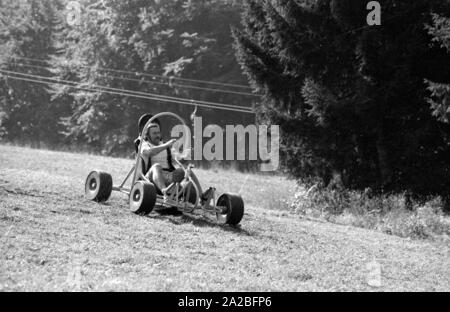 Junge Leute fahrt Ownhill "Karren", hier genannte loper'. Hier kann der Fahrer und die Karre auf dem Berg von einem Skilift durchgeführt, und dann steigen wieder, unter Ausnutzung der Schwerkraft. Stockfoto