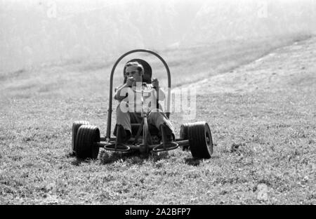 Junge Leute fahrt Ownhill "Karren", hier genannte loper'. Hier kann der Fahrer und die Karre auf dem Berg von einem Skilift durchgeführt, und dann steigen wieder, unter Ausnutzung der Schwerkraft. Stockfoto