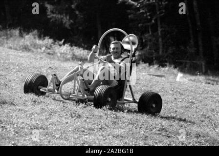 Junge Leute fahrt Ownhill "Karren", hier genannte loper'. Hier kann der Fahrer und die Karre auf dem Berg von einem Skilift durchgeführt, und dann steigen wieder, unter Ausnutzung der Schwerkraft. Stockfoto