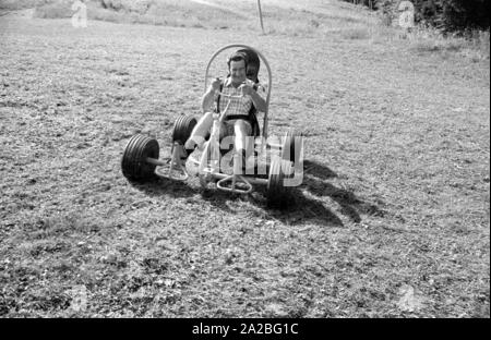 Junge Leute fahrt Ownhill "Karren", hier genannte loper'. Hier kann der Fahrer und die Karre auf dem Berg von einem Skilift durchgeführt, und dann steigen wieder, unter Ausnutzung der Schwerkraft. Stockfoto