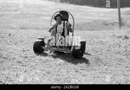 Junge Leute fahrt Ownhill "Karren", hier genannte loper'. Hier kann der Fahrer und die Karre auf dem Berg von einem Skilift durchgeführt, und dann steigen wieder, unter Ausnutzung der Schwerkraft. Stockfoto