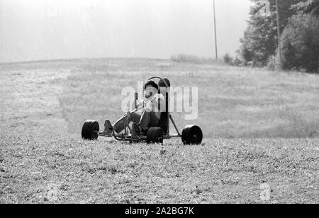 Junge Leute fahrt Ownhill "Karren", hier genannte loper'. Hier kann der Fahrer und die Karre auf dem Berg von einem Skilift durchgeführt, und dann steigen wieder, unter Ausnutzung der Schwerkraft. Stockfoto