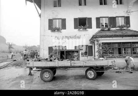 Reinigung nach einem schweren Sturm in einem Ort auf dem Chiemsee. Stockfoto