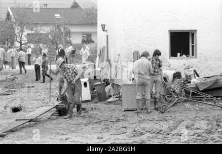 Reinigung nach einem schweren Sturm in einem Ort auf dem Chiemsee. Stockfoto