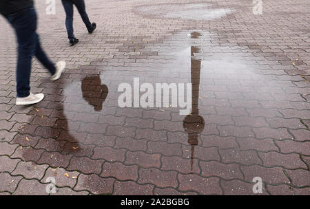 Berlin, Deutschland. 02 Okt, 2019. Der Fernsehturm und Fußgänger sind in einer Pfütze von Regen nieder. Quelle: Jörg Carstensen/dpa/Alamy leben Nachrichten Stockfoto