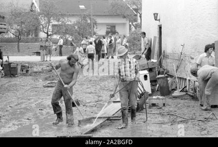 Reinigung nach einem schweren Sturm in einem Ort auf dem Chiemsee. Stockfoto