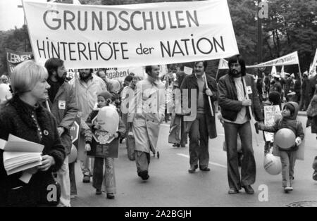 In München, Eltern und Kinder, für bessere Lernbedingungen in deutschen Schulen mit Slogans wie "Volksschulen - hinterhöfe der Nation" zu demonstrieren. Stockfoto