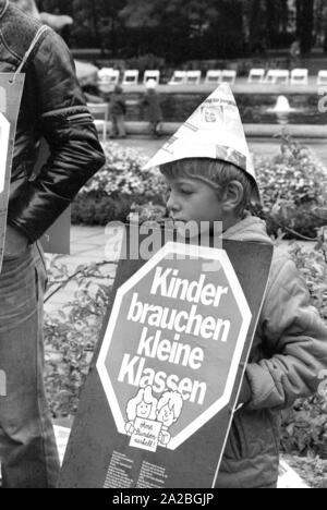 In München, Eltern und Kinder demonstrieren für bessere Lernbedingungen in deutschen Schulen mit Slogans wie "Kinder kleine Klassen brauchen. Stockfoto
