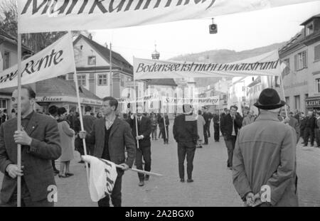 Leute auf dem Kornmarktplatz in Bregenz zeigen, Sie wollen Das neueste Schiff der Österreichischen Bodensee Flotte namens 'nach Vorarlberg". Die Bewohner des gleichnamigen Bundeslandes lehnen das Schiff den Namen "Karl Renner". Das Banner lautet: "Der Bodensee ist nicht die Donau Beach'. Diese öffentliche Debatte, die von 1964 bis 1965 dauerte, ging in die Geschichte als die "Fussachaffaere' ('Fussach Affäre"). Stockfoto