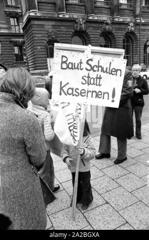 In München, Eltern und Kinder, für bessere Lernbedingungen in deutschen Schulen mit Slogans wie 'bauen Schulen statt Kasernen" demonstrieren. Stockfoto