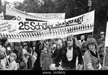 In München, Eltern und Kinder, für bessere Lernbedingungen in deutschen Schulen mit Slogans wie '25 Studenten demonstrieren sind genug" und "Teilnahme für Eltern + Lehrer + Schüler. Stockfoto