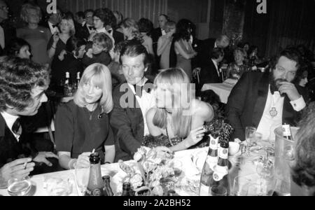 Der französische Schauspieler Alain Delon (3. von links) und der italienische Schauspieler Bud Spencer (rechts) bei den Deutschen Filmball 1974 im Bayerischen Hof. Stockfoto