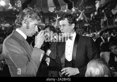 Rudi Carrell (li.) und Horst Buchholz (r.) im Gespräch mit dem Deutschen Filmball 1974 im Bayerischen Hof. Stockfoto