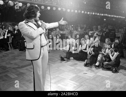 Gesang an den Deutschen Filmball 1974 im Bayerischen Hof. Stockfoto