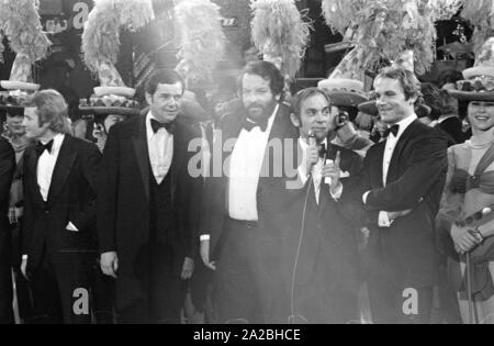 Die "Deutsche Film Ball" findet im "Bayerischen Hof" in München. Auch vorhanden, von links: Fritz Wepper, Walter Giller, Bud Spencer, ein Moderator und Terence Hill. Stockfoto