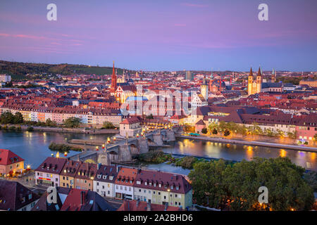 Würzburg, Deutschland. Antenne Stadtbild Bild von Würzburg mit alten Main Brücke über den Fluß während der schönen Herbst Sonnenuntergang. Stockfoto